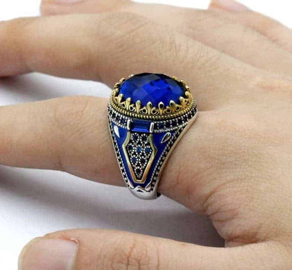 Der Mann hat den Blauer Edelstein Ring am Finger