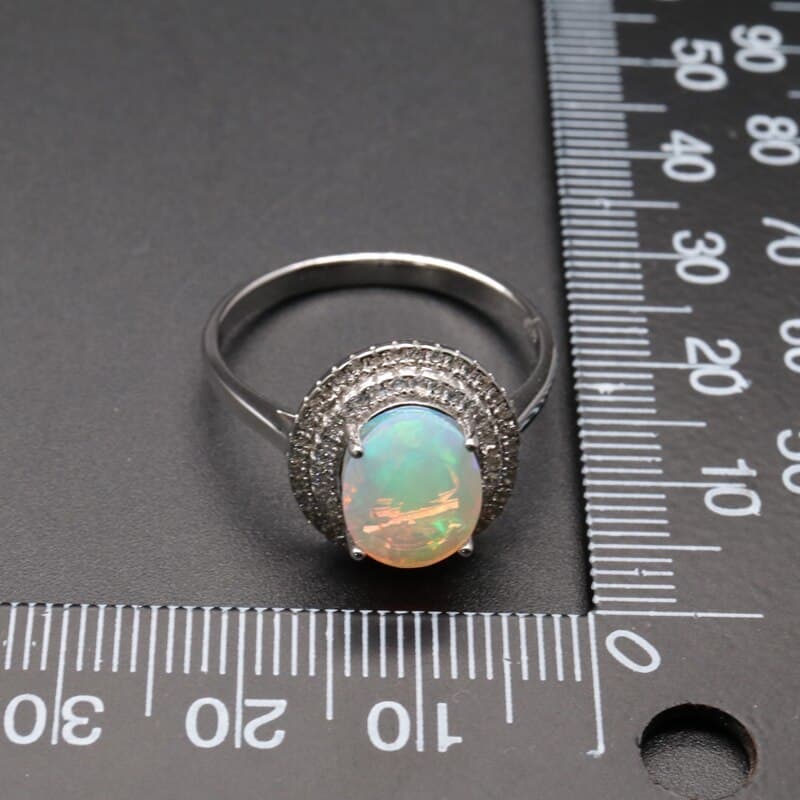  Opal Ring links neben dem Maßband