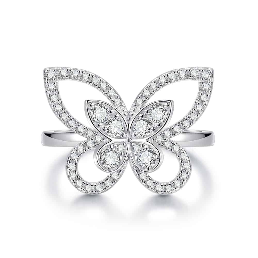Ring für Frauen mit Schmetterlingsform auf weißem Hintergrund