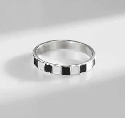 Silber Ring für Damen in schwarz-weißer Farbe